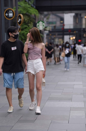 街拍白短热裤美眉