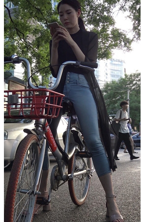 单车上的美女小姐姐