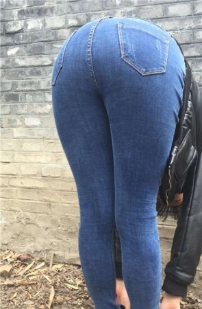 超紧蓝色牛仔裤丰臀美眉摆拍，角度很特别 [630 MB]