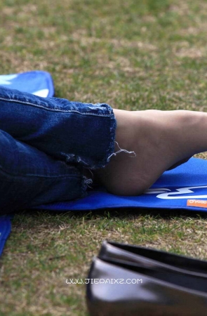 街拍长发蓝牛少妇