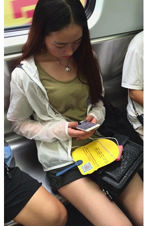 地铁上拍摄小清新美女