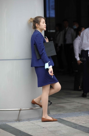 【街拍心灵】林肯销 售顾问肉丝街拍美腿制服
