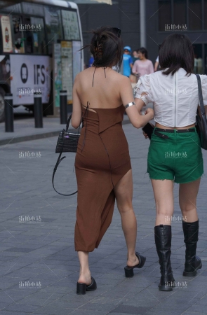 街拍棕色裙小姐姐