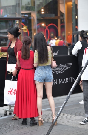 热裤美腿，接地气的小姐姐