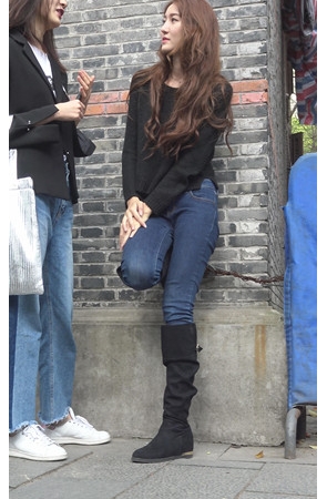 漂亮的小蛮腰美女