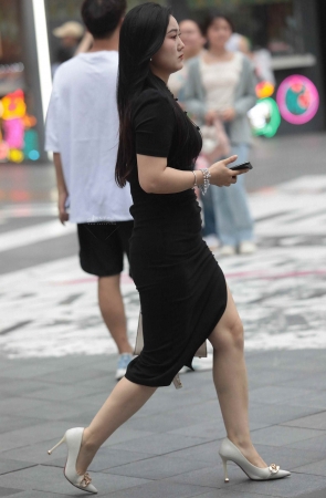 旗袍街拍少妇