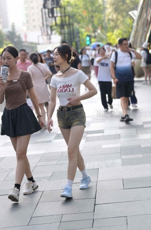 街拍小清新风热牛邻家小妹