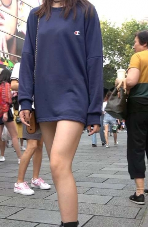 4K – 模特气质的街拍美腿美女摆拍 [1.36 GB/MP4]
