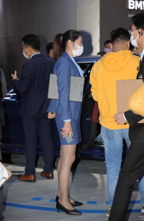 【街拍心灵】宝马灰丝街拍美腿高跟制服销shou