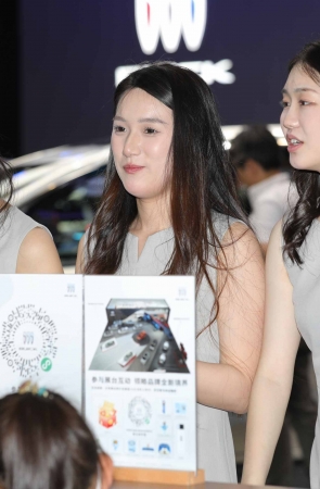 前台礼仪小姐姐肉丝脱鞋歇歇【套图✚视频】 10P