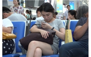 4K – 白皙美腿妹子让你挑不出任何瑕疵 [1.81 GB/MP4]