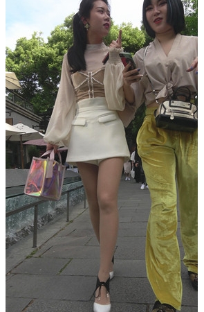 白色高腰裤肉丝美腿