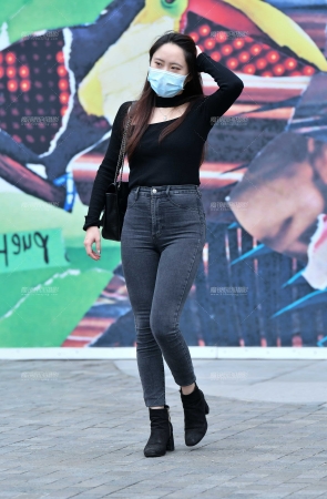 热情大方牛仔裤美女