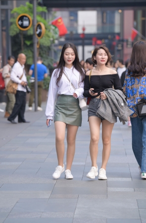 漂亮的皮裙女孩