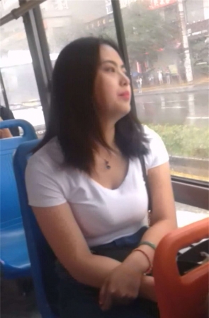 公交车上的漂亮小姐姐