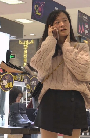 鞋店试鞋的美腿丝袜美眉