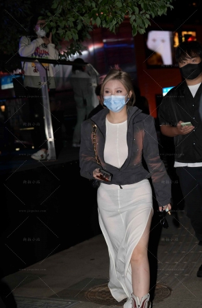 白裙丁内微胖美女