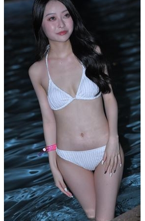 白色比基尼泳装小姐姐(59P)