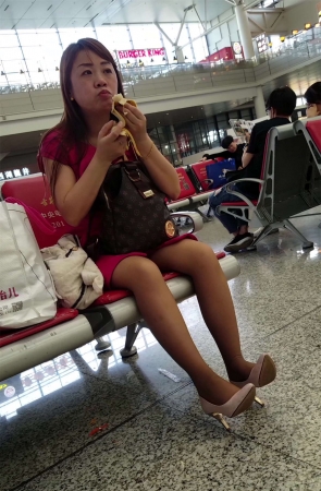 吃香蕉的丝袜美腿少妇，你是不是也邪恶了？