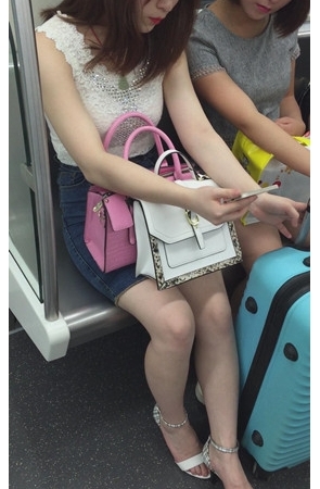 地铁上的美腿小姐姐[131M/MP4]