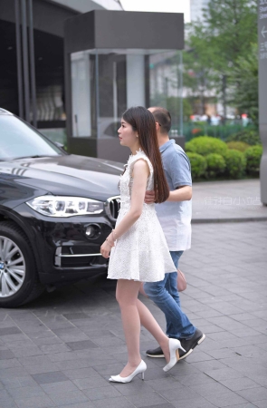 这哥们是怎么找到这么漂亮的女友的