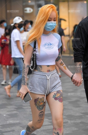 穿aj的花臂短裤美眉