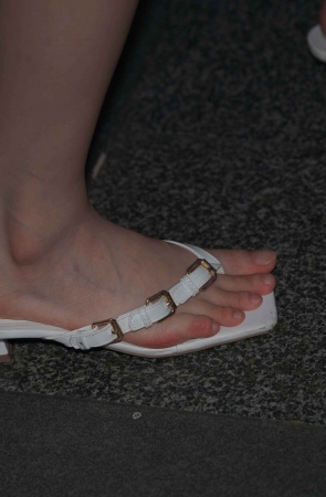 白皙美腿小姐姐