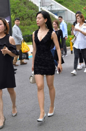 街拍低胸裙高跟美妇
