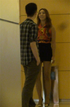 跟拍时尚性感美腿MM