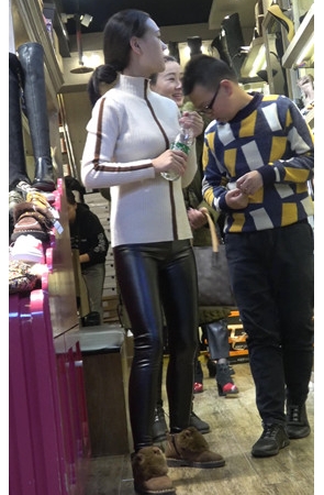 几组紧身皮裤美女