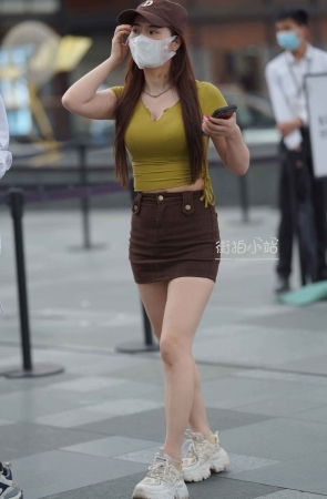 丰满的棕色短裙女友~