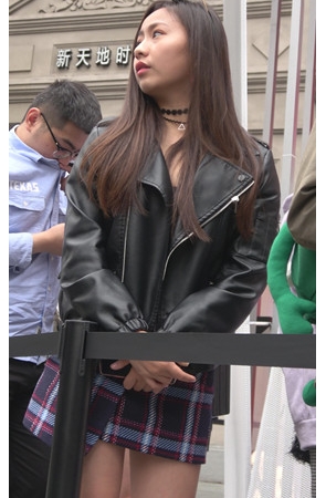 漂亮的皮衣短裙美女