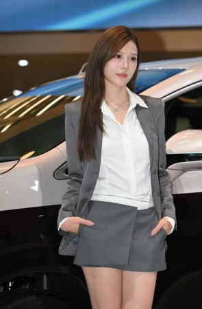 网红美女牛牛OL制服 [89P-1.69GB]