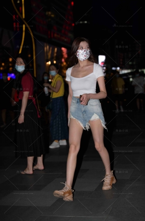 偶遇碎边热裤长腿小姐姐