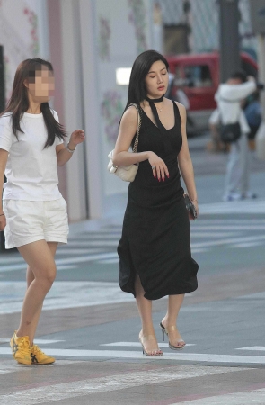 气质街拍高跟少妇