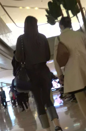 商场偶遇宽臀紧身黑色牛仔裤美女