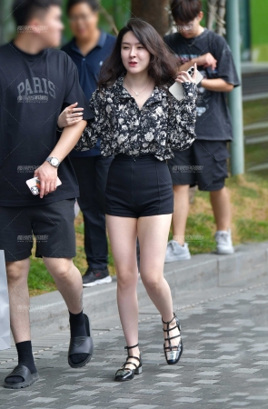 弯弯秀发韵味热裤美女