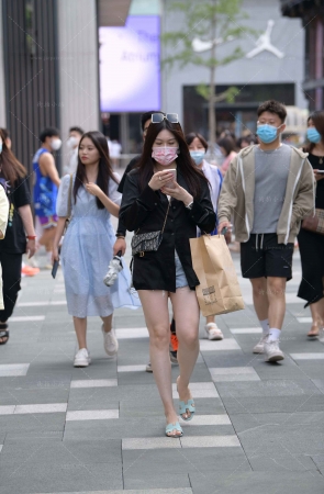 逛街购物的大白腿小姐姐