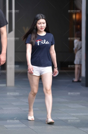 紧致的白热裤大白腿