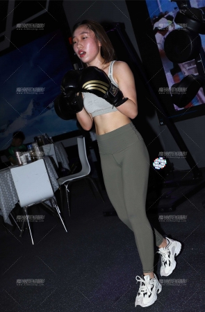 持续变换运动的美女