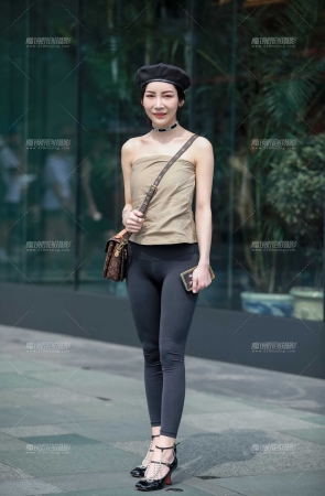 时尚性感黑色紧身裤美女