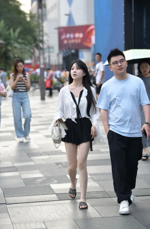 白皙美腿女生