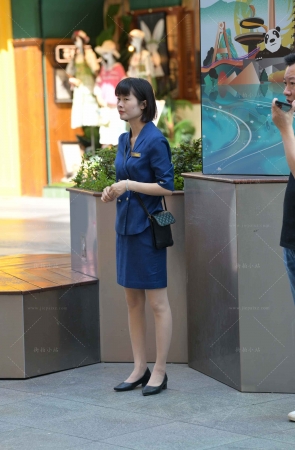 抓拍搞活动的金店促销员