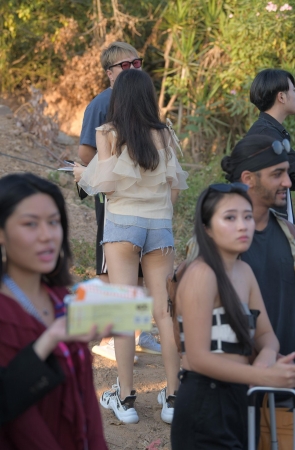 人山人海中de热裤美眉