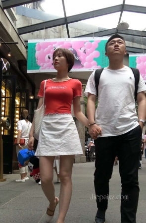 4K – 街拍干练的短发美女 [882 MB/MP4]