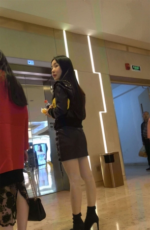 两位性感的皮裙美女