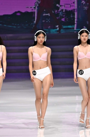 双机位超模内衣走秀