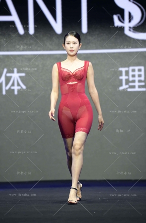 紫红色束身内衣模特 [18P]