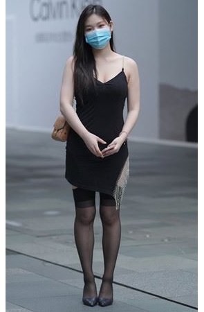 漂亮的吊带黑丝美女【套图+视频】