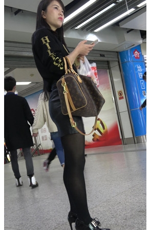 漂亮的黑丝皮裙美妇